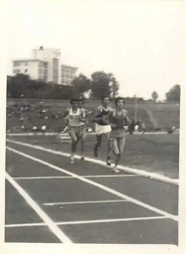 Romania atletism Bucuresti 1975 sport topic souvenir photo 6 x 9 cm cross athlets running