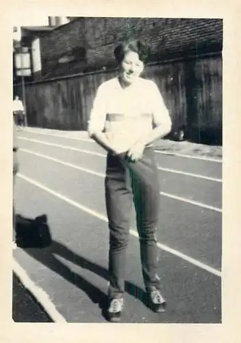 Romania atletism Bucuresti 1975 sport topic souvenir photo 6 x 9 cm stadium event woman preparing to run
