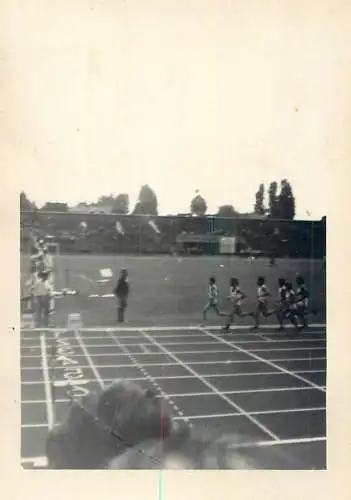 Romania atletism Bucuresti 1975 sport topic souvenir photo 6 x 9 cm stadium event athletes racing finish line
