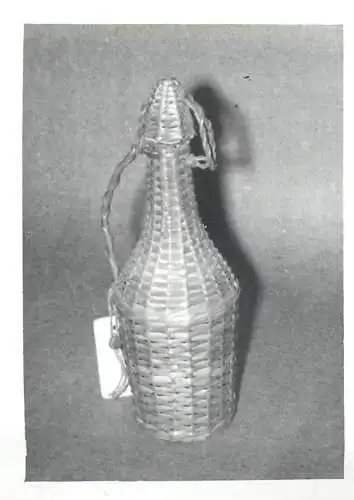 Photo 6 x 9 cm pitcher bottle covered in ratan artizan homemade