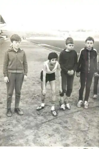 Romania photo 6 x 9 cm children cross startup line