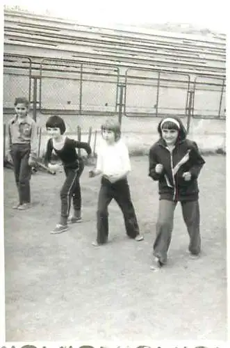 Romania photo 6 x 9 cm children cross startup line