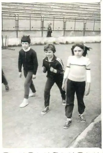 Romania photo 6 x 9 cm children cross startup line