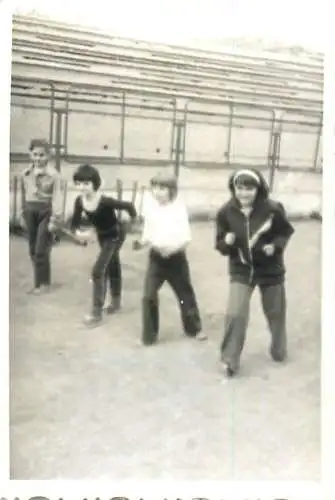 Romania photo 6 x 9 cm children cross startup line