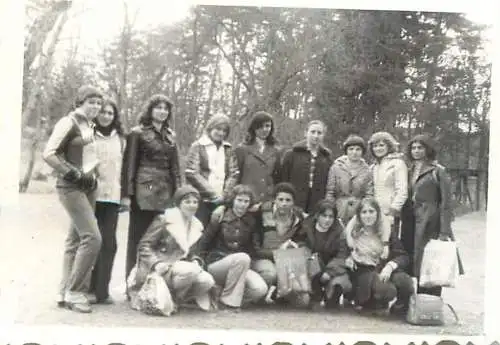 Romania 1980 sport event cross photo 6 x 9 cm group photo friends coiffure outfits