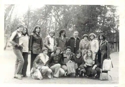 Romania 1980 sport event cross photo 6 x 9 cm group photo friends coiffure outfits