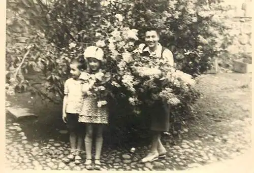 Romania foto 6 x 9 cm social history mother and daughters in the park