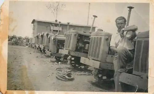 Poto 6 x 9 cm people social history man repairing tractors 1962