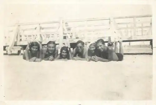 Poto 6 x 9 cm people social history friends at the beach
