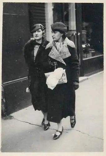 Poto 6 x 9 cm people social history women in fur coat and hats