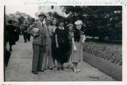Poto 6 x 9 cm people social history family scene at the race track 1940