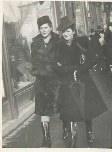 Poto 6 x 9 cm people social history elegant ladies fur coat 1941