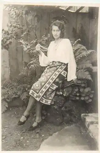 Poto 6 x 9 cm people social history woman in traditional costume