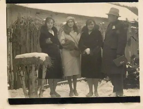 Poto 6 x 9 cm people social history elegant women and man in winter 1931