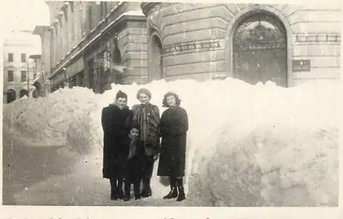 Poto 6 x 9 cm people social history women and child and 2 metres of snow in city