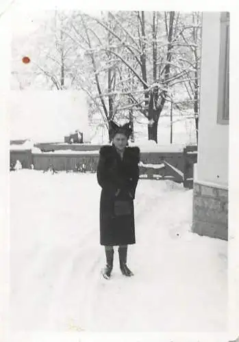 Poto 6 x 9 cm people social history woman in the snow Anina 1938