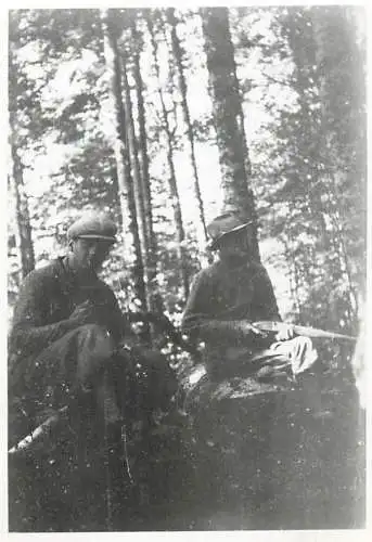 Poto 6 x 9 cm people social history hunters in the forest 1939