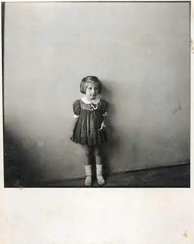 Poto 6 x 9 cm people social history small girl in dress and pearls