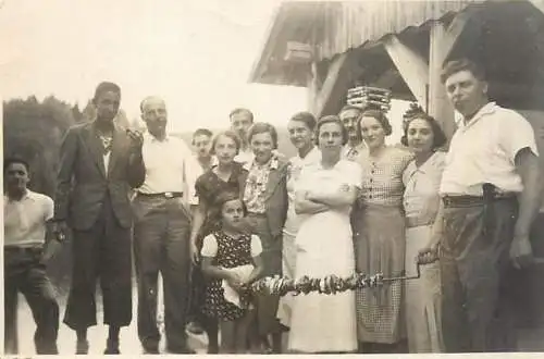Poto 6 x 9 cm people social history friends group photo