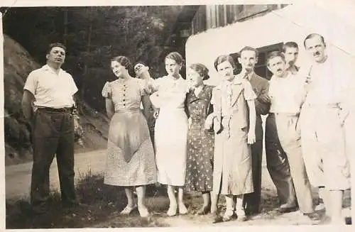 Poto 6 x 9 cm people social history friends group photo
