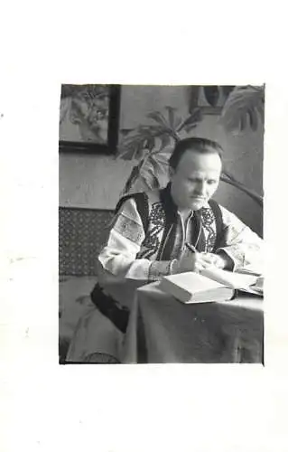 Poto 6 x 9 cm people social history man in traditional costume reading