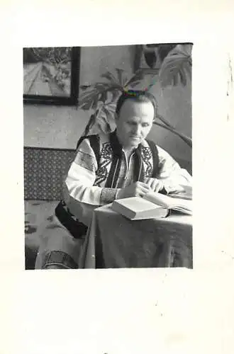 Poto 6 x 9 cm people social history man in traditional costume reading