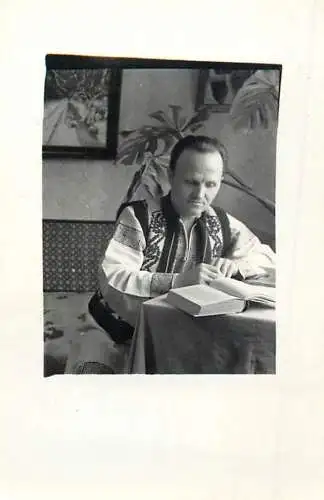 Poto 6 x 9 cm people social history man in traditional costume reading