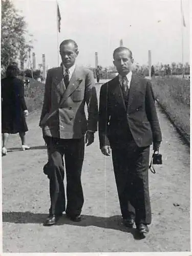 Poto 6 x 9 cm people social history elegant men in the park