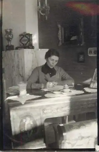 Poto 6 x 9 cm people social history elegant woman writing at desk