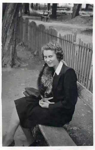Poto 6 x 9 cm people social history elegant woman with fur coat 1943-1944