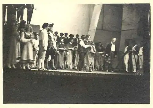 Poto 6 x 9 cm people social history theatre play costumes