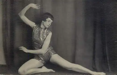 Dance risque leggy