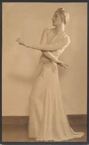 Fancy lady portrait coifurre