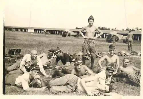Romania photo 6 x 9 cm social history soldiers relaxing in the field and cannons