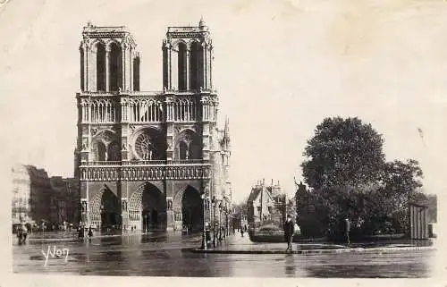 France Paris...en flanant Le Parvis de Notre Dame