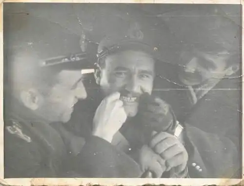 Romania photo 6 x 9 cm social history soldiers joking smile