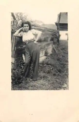 Photo 6 x 9 cm Romania social history woman in the yard