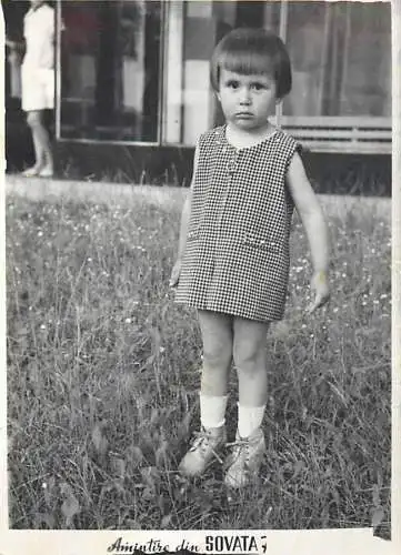 Photo 6 x 9 cm Romania social history girl in the yard at Sovata
