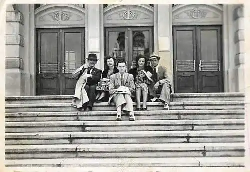 Photo 6 x 9 cm Romania social history friends on the steps