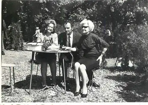 Photo 6 x 9 cm Romania social history friends in the park