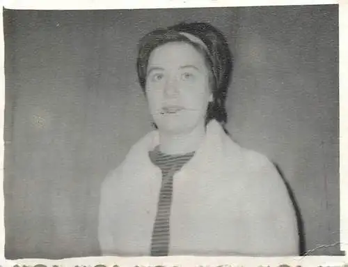 Photo 6 x 9 cm Romania social history girl portrait