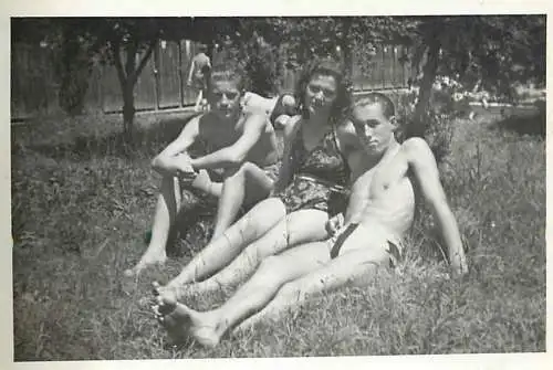 Photo 6 x 9 cm Romania social history friends tanning in the yard