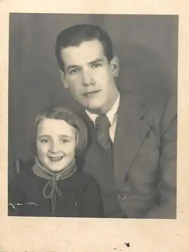 Photo 6 x 9 cm Romania social history man and daughter smile