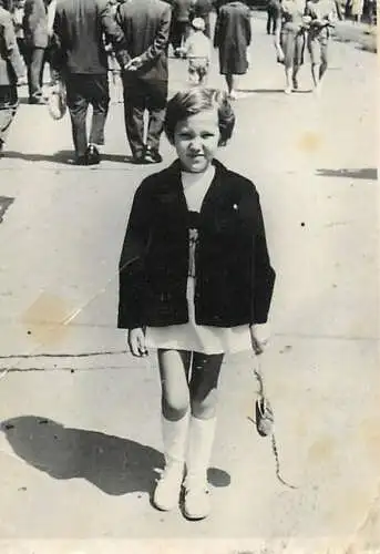 Photo 6 x 9 cm Romania social history small girl elegant dressed
