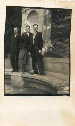 Photo 6 x 9 cm Romania social history 1925 friends in a park monument