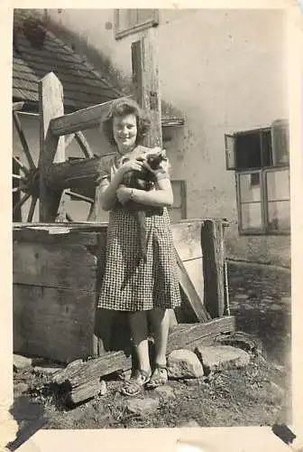 Photo 6 x 9 cm Romania social history woman with cat and fountain
