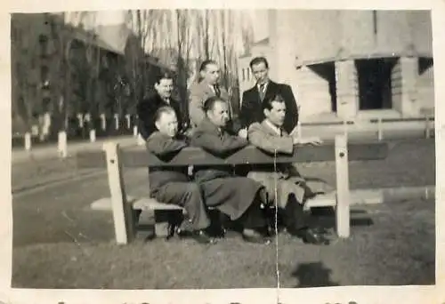 Photo 6 x 9 cm Romania social history friends in the park