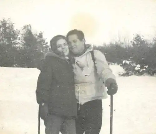Photo 6 x 9 cm Romania social history couple in the mountain at ski