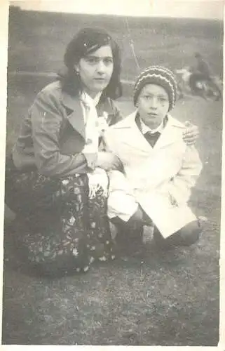Photo 6 x 9 cm Romania social history mother and child