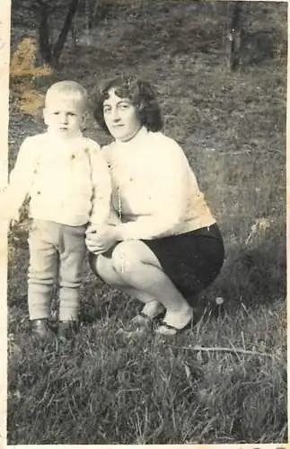 Photo 6 x 9 cm Romania social history mother and child